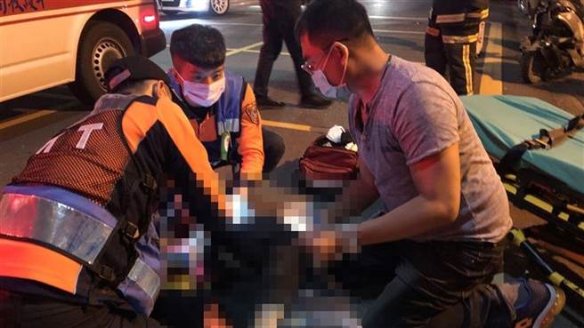 台鐵3267次區間車今（4日）晚間8時許行經台南善化－新市中正路平交道（K346+180）時，意外撞上闖入平交道的1輛機車，機車上雙載2名騎士。（翻攝照片）