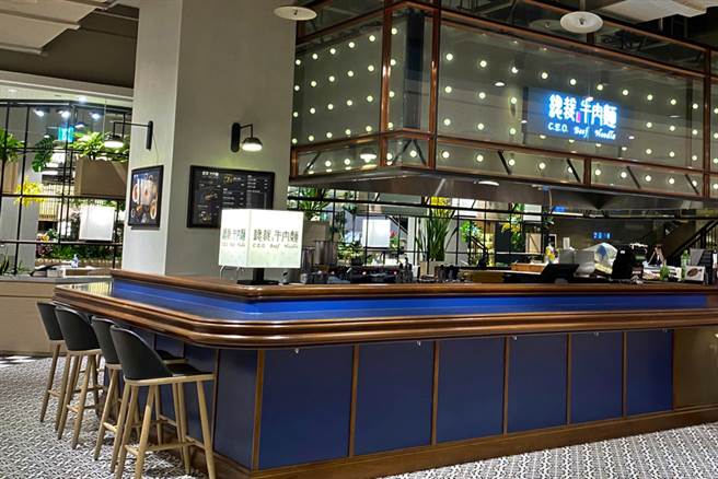 中租企业总裁辜仲立透过中实控股旗下艾斯奇餐饮经营美食事业，最早创立的「总裁牛肉麵」以店中店的二代店形式重返台北市中心，于信义商圈的BELLAVITA宝丽广场开出新据点。（艾斯奇餐饮提供）