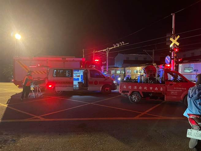 台鐵3267次區間車今（4日）晚間8時許行經台南善化－新市中正路平交道（K346+180）時，意外撞上闖入平交道的1輛機車，機車上雙載2名騎士。（讀者提供）
