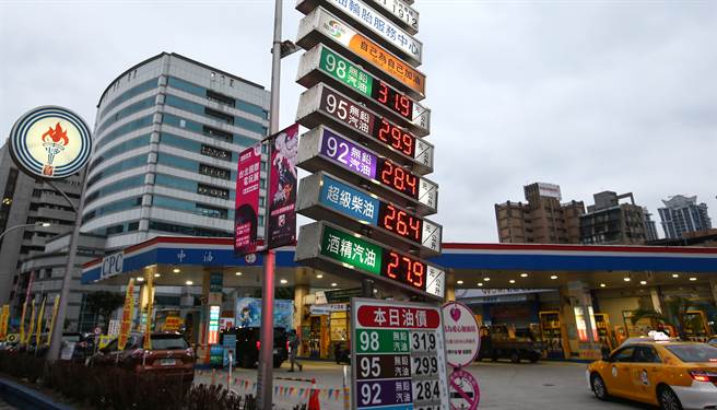 他加95汽油变92，站长出面协调「3种混搭」；网友表示辛烷值不同，车不会有问题。（示意资料照/邓博仁摄）
