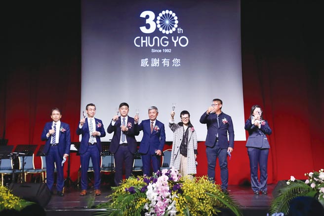 中友百货总经理刘嘉诚（左三）、董事长刘福寿（中）、执行董事李奇庭、神农农业基金会董事刘家泽、惜福文教基金会董事兼执行长刘佳颖等高层主管，一同举杯庆祝中友30岁生日快乐！图／中友