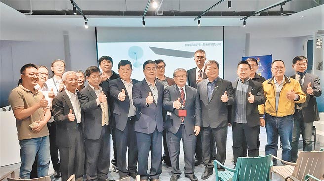 科技产业园区99联谊会秘书长吕燕教（前排左三起）、义大产学总中心主任徐祥祯教授、高软服务中心主任林泰安、台湾玉山科技协会南台湾分会理事长黄水成等贵宾出席盛会。图／黄全兴