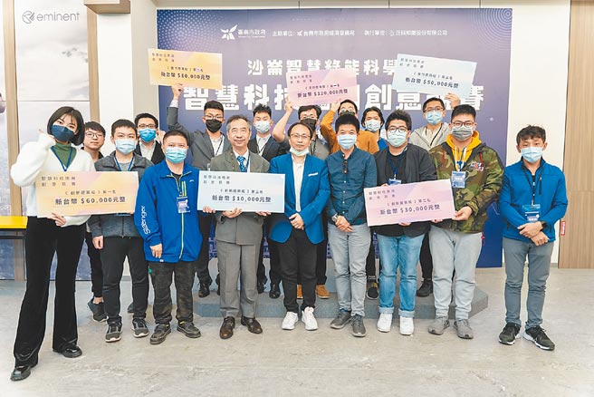 高苑科大林文傑教授（前排左四）所領軍的團隊獲獎。圖／高苑科大提供