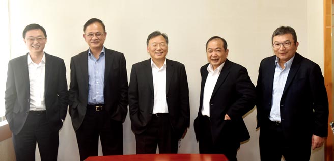 富采控股3日举行法说会，富采投控财务长张博仪（右起）、晶元光电董事长范进雍、富采投控董事长李秉杰、隆达电子董事长苏峯正及晶成半导体董事长施韦出席。图／顏谦隆