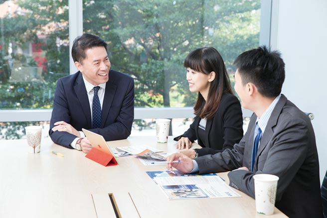 在升息环境下，银行业者建议客户面对今年股债应更同时观察通膨的变数。图／业者提供