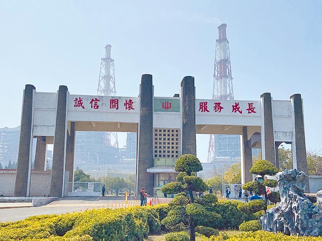 全台3日上午無預警大範圍停電，台電表示，興達電廠（見圖）設備故障，造成南部系統解聯；台南、高雄地區一度全區停電，中北部輪流停電。工商團體對此表示，台灣頻繁大停電，對產業、出口壓力都很大，批政府應正視問題、解決問題，不是出事了才解釋。（中央社）