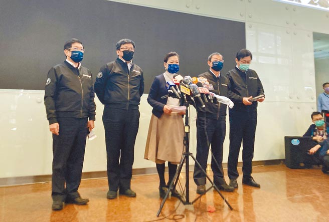 全台3日上午無預警大範圍停電，經濟部長王美花（中）出面說明。（中央社）