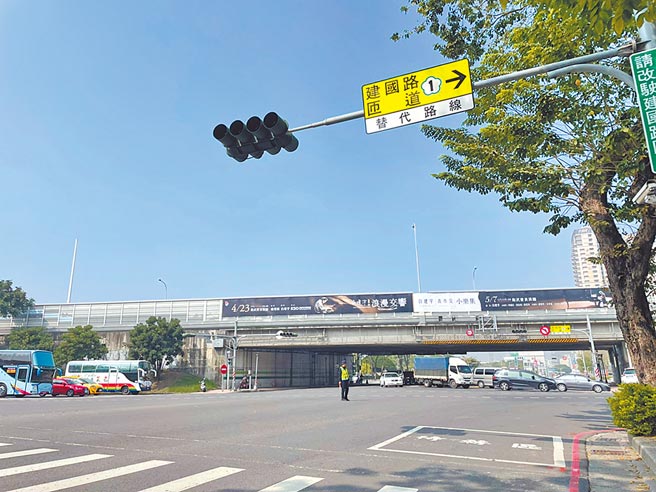 路口号志灯全部停摆，只能靠员警到场指挥交通。（洪靖宜摄）