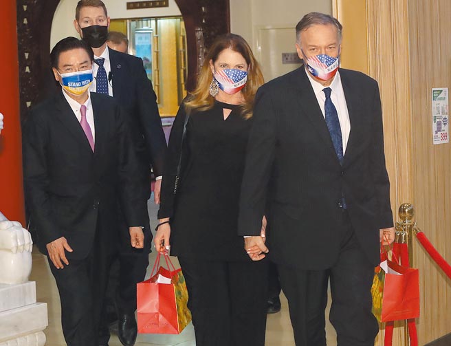 來訪的美國前國務卿蓬佩奧（右）與夫人蘇珊（中）一行人3日晚間在圓山飯店接受副總統賴清德設宴款待後，在外交部長吳釗燮（左）陪同下走出會場。（鄭任南攝）-