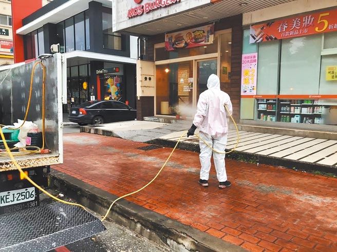 台中港驗船師的病毒全基因序列出爐，是台灣從未出現過BA.1的Omicron病毒序列，為國內發現的第16個Omicron序列。圖為環保局派員進行店家周邊環境清消。（花蓮縣政府提供）