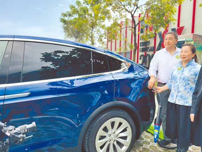 台泥与统一超商合作，在花莲DAKA设置全台第一座纯绿电「24K GREEN」充电桩。图左为台泥董事长张安平、图右为花莲县长徐榛蔚。(图：王玉树摄)