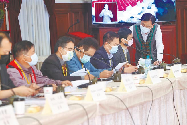 總統府原住民族歷史正義與轉型正義委員會第17次委員會議3日下午在總統府舉行，原民會主委夷將．拔路兒（右一）會前與政務委員林萬億（右二）交換意見。（中央社）