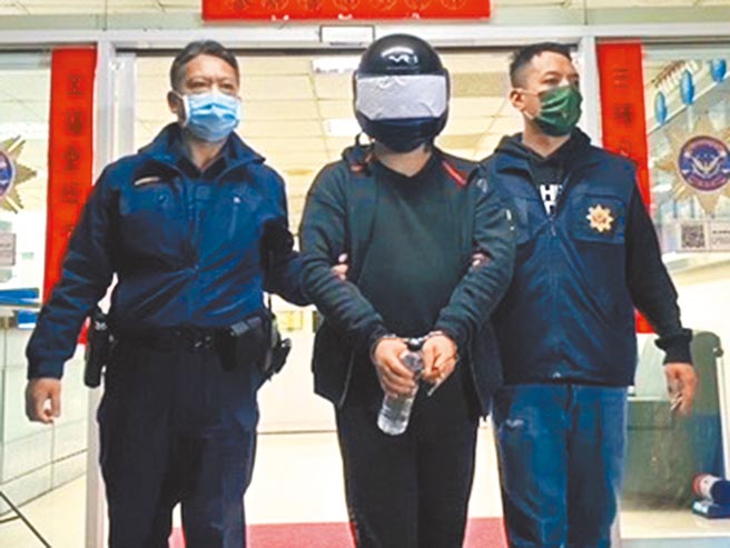 航警局安全检查大队与财政部关务署台北关，在以装饰品申报的进口水泥砖中，取出罕见的大麻膏5.169公斤，市价近新台币3千万元。图中为曹姓犯嫌。（航警局提供）