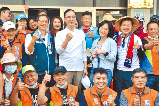 當朱立倫（第二排左三）被問及屏東縣長人選時，柯志恩（第二排右三）在旁喊話「柯委員是來替蘇清泉（第二排左二）加油的」。（謝佳潾攝）