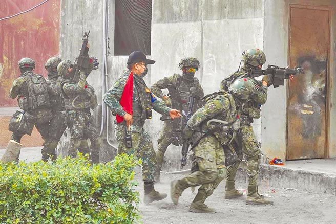 国军新制教召今年试办，从过去5至7天改为14天，首梯将于3月5日入营、18日离营，不少人也开始想奇招，申请免召。新闻示意图，非当事人。（本报资料照片）