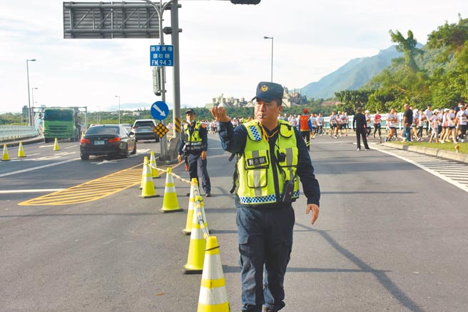 地方運動盛事「太魯閣峽谷馬拉松」本周六登場，每年賽事警方都會動員大批警力維持交通疏導。（本報資料照片）