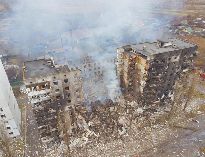 俄罗斯入侵乌克兰的行动仍未停歇，乌国首都基辅一处住宅大楼遭到轰炸后，满目疮痍并伴随着浓浓白烟，场面令人怵目惊心。（路透）