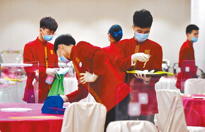 由于多地疫情爆发，让大陆2月服务业经营活动受到较大影响，2月财新中国服务业PMI为50.2，较1月回落1.2个百分点、也是为2021年9月最低。（中新社）