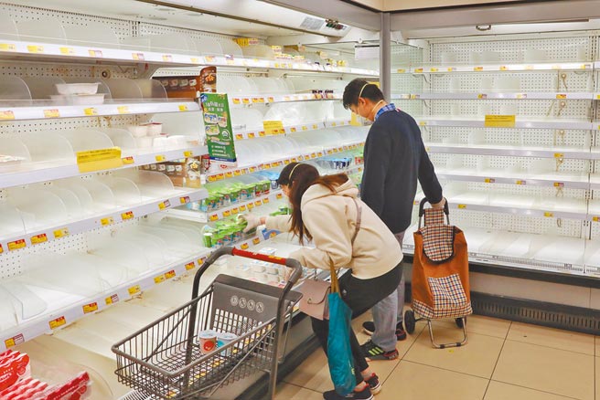 香港连续两天新冠确诊数突破5万例，疫情持续吃紧下人心浮动，不少民眾前往超市採买民生物资，导致多间超市货架被横扫一空，出现严重缺货情况。（中新社）