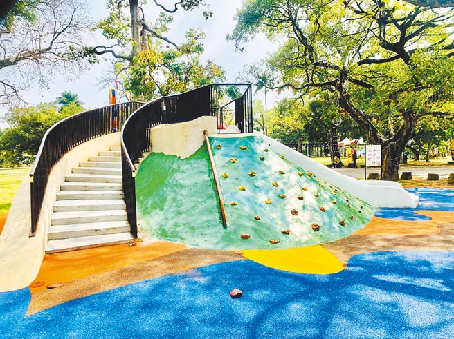 南投市中山公園共融式遊戲場，通過安全檢驗。（廖志晃攝）