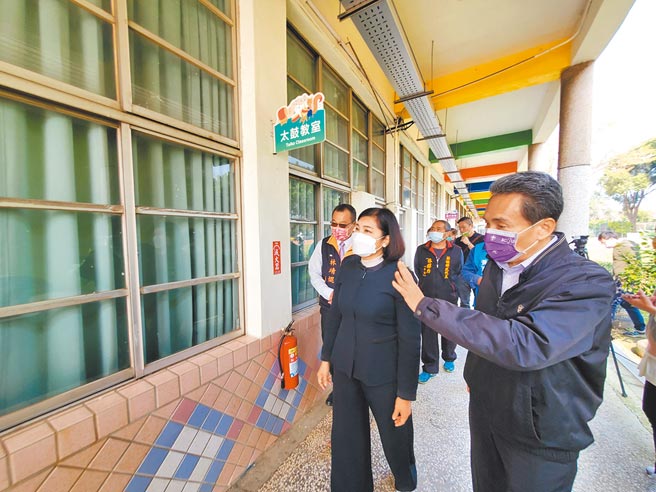 云林县长张丽善（左二）3日与教育处长邱孝文（右一）及莿桐乡长林靖焜（左一）现勘莿桐乡侨和国小的南栋教室。（周丽兰摄）