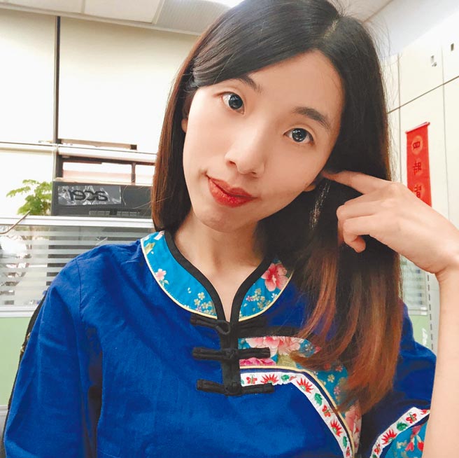 蔡宜娟上班时间穿上美浓蓝衫，藉此让更多洽公民眾认识美浓文化。（林雅惠摄）