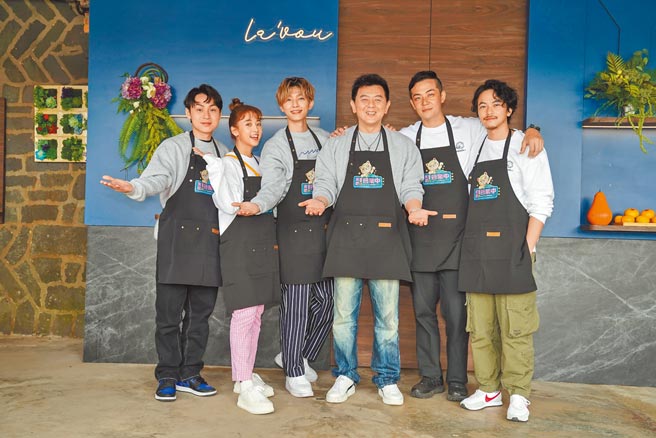 《来吧!营业中》昨举办媒体探班，顏佑庭（左起）、鬼鬼、炎亚纶、庹宗康、姚元浩、杨铭威均出席。（TVBS提供）