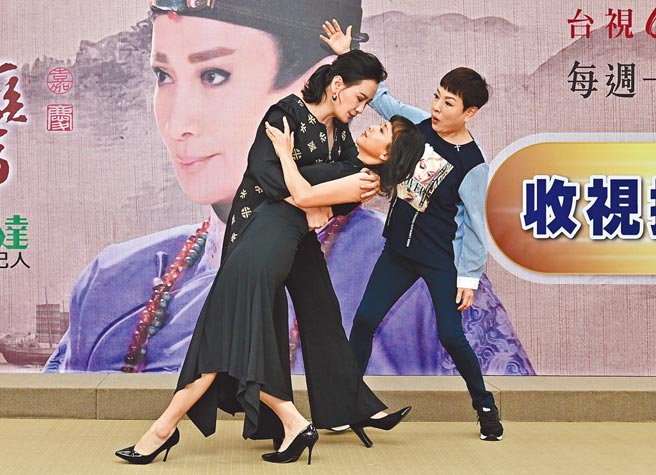 陈亚兰（左起）与陈怡真重现《嘉庆君游臺湾》折腰吻，纪丽如助一臂之力。（欣湉国际提供）