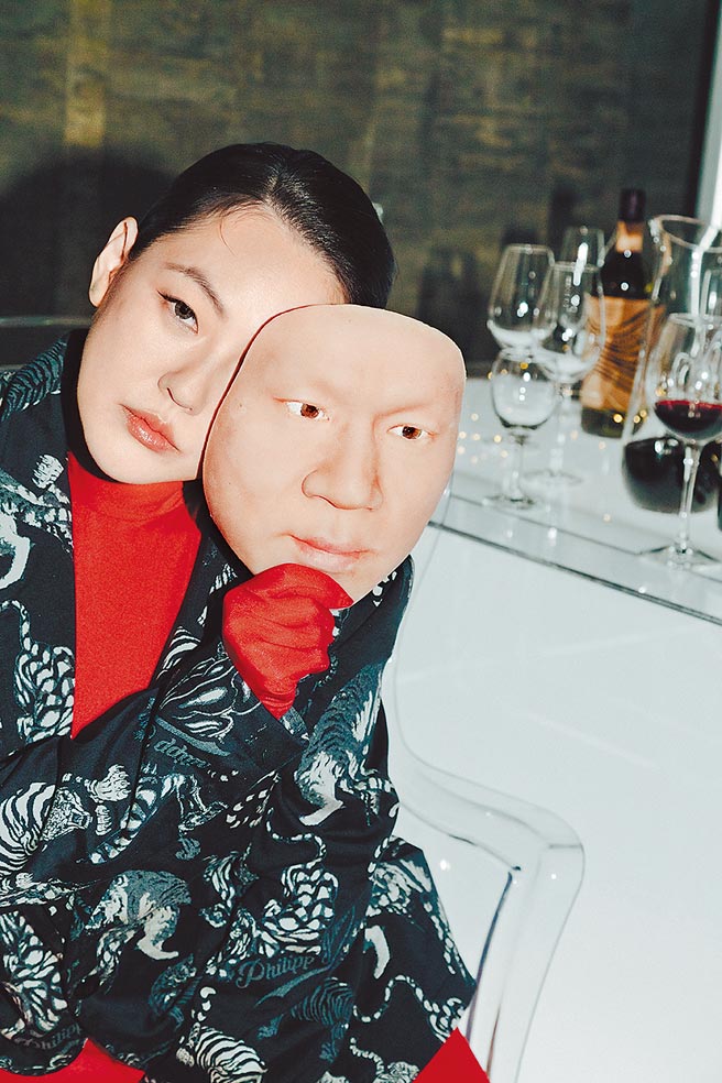 小S〈救命恩人〉MV裡戴著老公Mike的面具。（犬象提供）