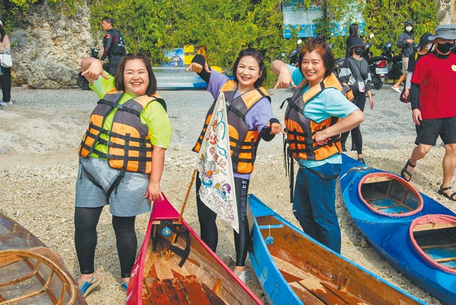 鍾欣凌（左起）、楊貴媚、嚴藝文昨前往小琉球祕密景點，坐上手工打造的獨木舟出航。（桂田文化藝術基金會提供）