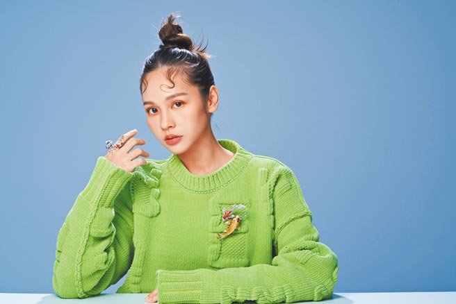 黃姵嘉於新片《該死的阿修羅》飾演工作狂，展現事業女強人風範，配搭JHENG jewellery錦鯉系列天然珊瑚巴洛克珍珠鑽石戒指，77萬元、同系列錦鯉系列天然珊瑚黃寶鑽石胸墜，242萬元。（JOJ PHOTO攝、服裝提供／BV、妝髮／劉光馨wawa）