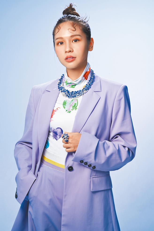 黃姵嘉自嘲是不及格女孩，分享購買飾品注重設計感及紀念價值，穿戴JHENG jewellery經典系列丹泉石鑽石項鍊，770萬元、同系列丹泉石鑽石戒指，83萬6000元。（JOJ PHOTO攝、服裝提供／MSGM、妝髮／劉光馨wawa）