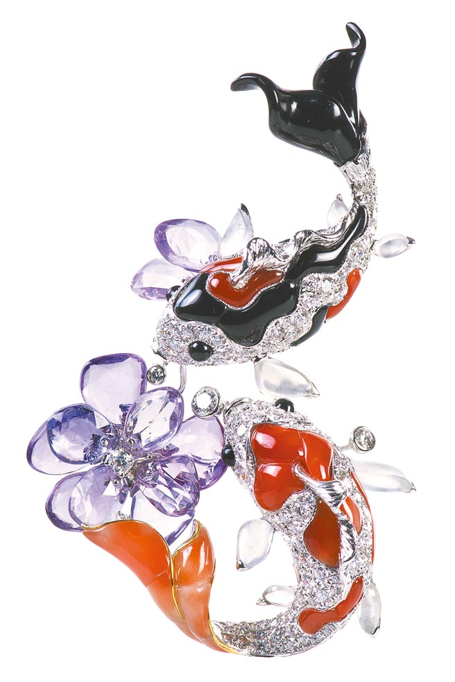 JHENG錦鯉系列天然彩剛鑽石胸墜，99萬4400元。（JHENG提供）