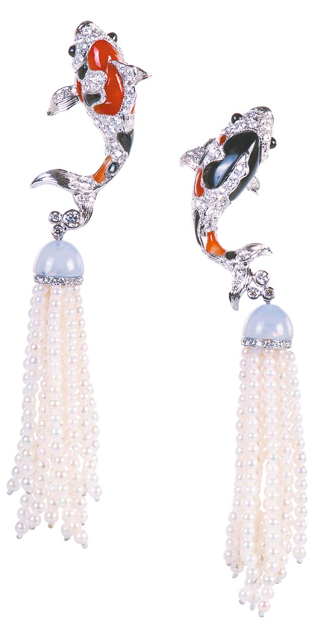 JHENG錦鯉系列天然珊瑚珍珠鑽石流蘇耳環，62萬 7000元。（JHENG提供）