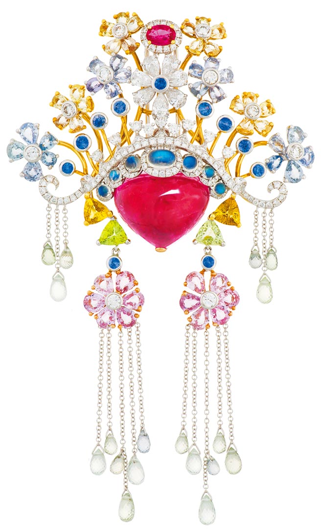 JHENG彩色剛玉碧璽臉譜墜飾，107萬8000元。（JHENG提供）