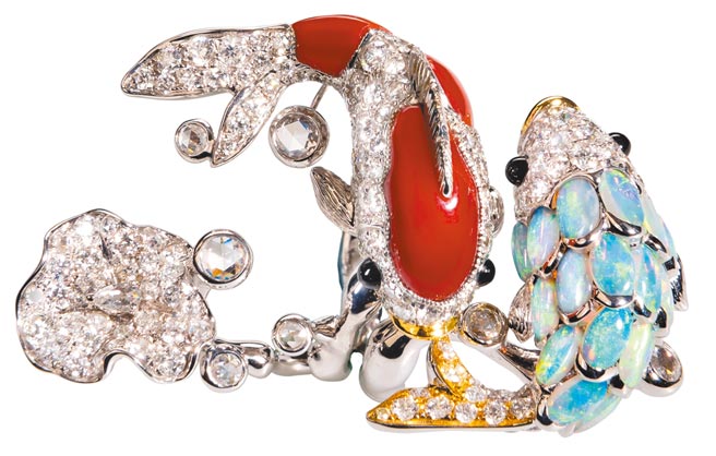 JHENG錦鯉系列天然珊瑚蛋白石黃鑽戒指，86萬9000元。（JHENG提供）