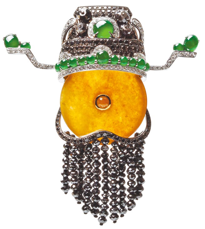 JHENG臉譜系列黃翡鑽石胸墜，51萬9200元。（JHENG提供）