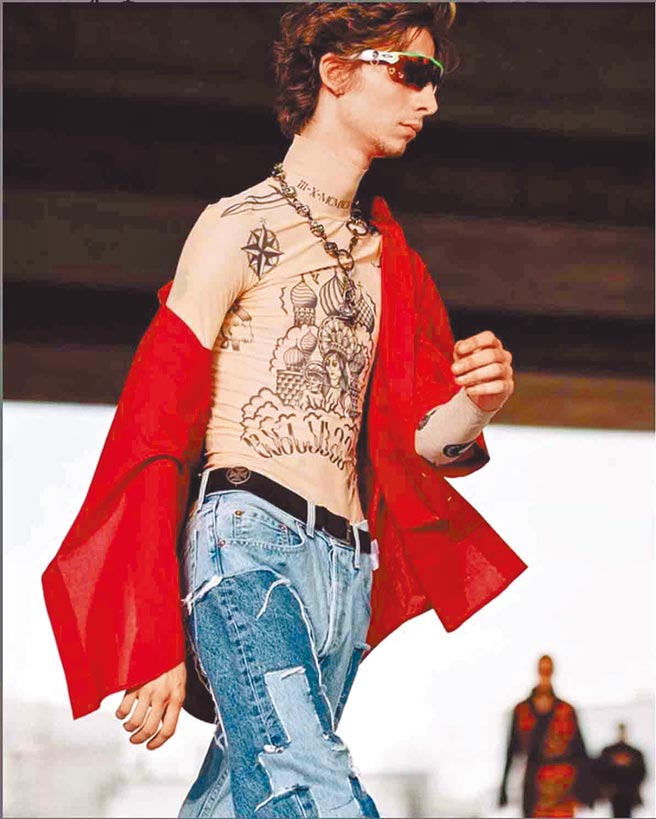 Demna Gvasalia執掌Vetement時，曾以喬治亞與俄羅斯發生的戰爭為題進行創作。（摘自Vetement IG）