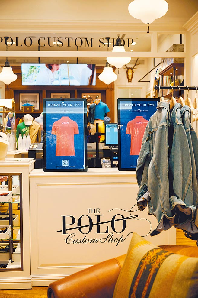 店內提供機器供消費者預覽款式，同時還有燙印機現場處理顧客指定的服飾。（Polo提供）