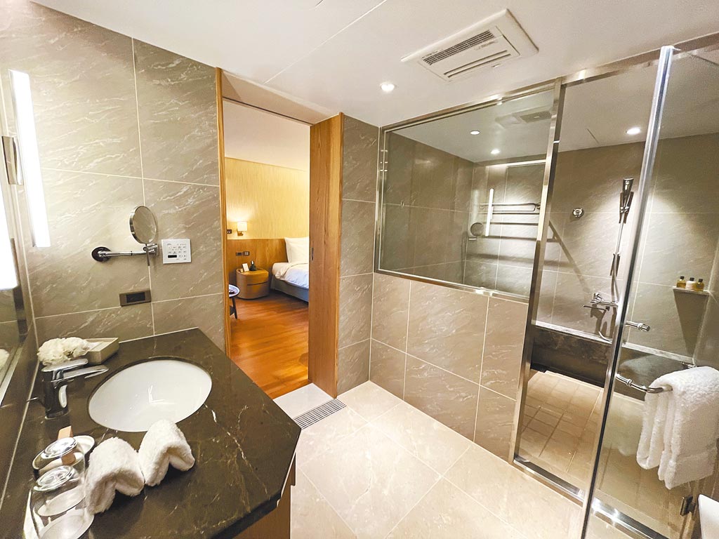 溪山行館選用比一般星級飯店更高檔的備品；圖為「常青客房」浴室。（何書青攝）