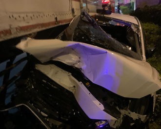 酒駕飆速鑽車縫超車 Mazda3慘遭聯結車與分隔道「夾扁」