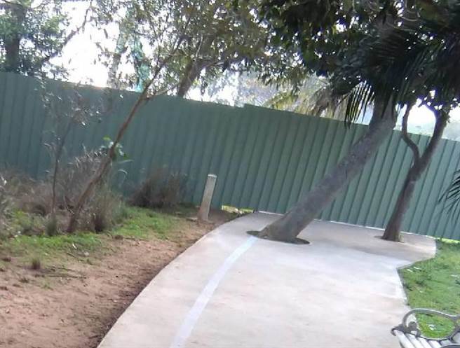 大甲铁砧山东北侧观景平台基础掏空，目前已进场修復，预计9月中旬完工。（陈淑娥摄）