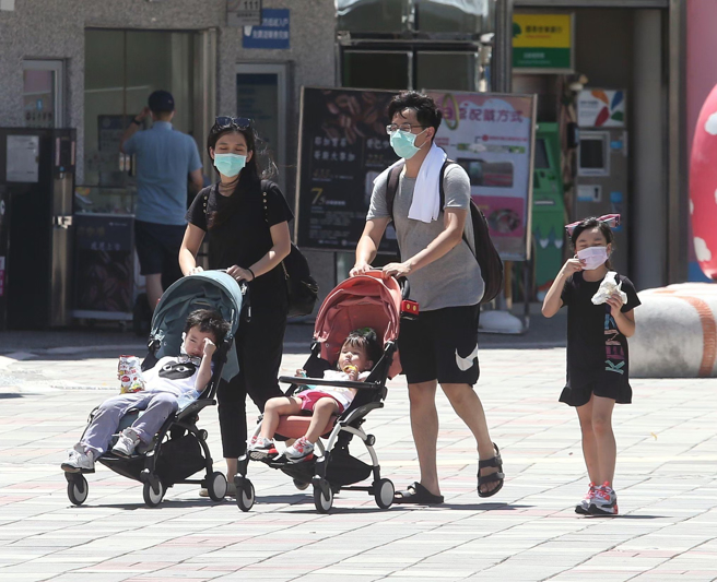 今天北台灣氣溫微降至25度，明晚起到下周一鋒面及強冷空氣南下，全台有雨，愈晚愈冷。(王英豪攝)