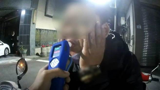 陈姓男子在酒测时不配合吹气，拍打自己的双颊，结果苦吞18万元罚锾。（翻摄照片／林瑞益高雄传真）