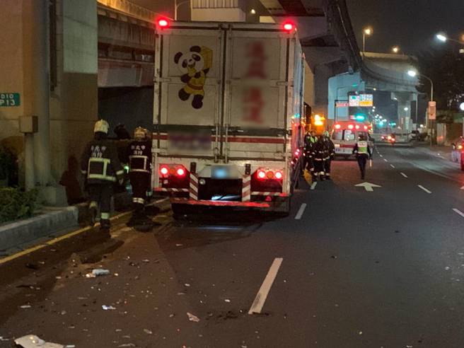 白色 Mazda3酒駕超車，慘夾於聯結車與分隔島中間(民眾提供)