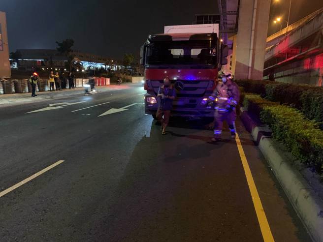 白色 Mazda3酒駕超車，慘夾於聯結車與分隔島中間(民眾提供)