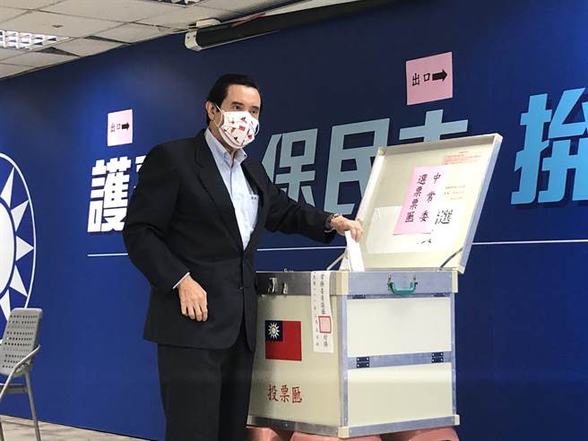 前總統馬英九上午到台北市黨部投票。（趙婉淳攝）