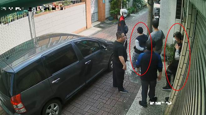 詐騙集團假冒警察詐財，台南市警一分局東門所將計就計逮獲2名車手（紅圈處）。（讀者提供／洪榮志台南傳真）