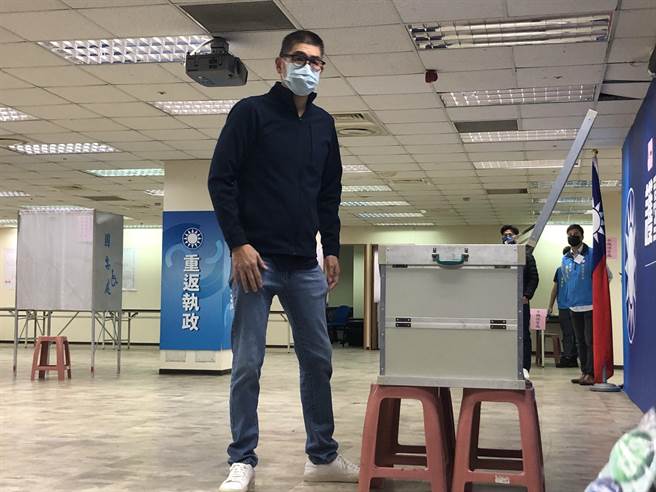 国民党副主席连胜文上午到台北市党部投票。（赵婉淳摄）
