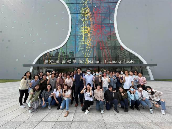 台中市警察局第六分局4日在台中國家歌劇院1樓的劇場咖啡餐廳舉辦下午茶及女性員工座談會。（民眾提供／盧金足台中傳真）